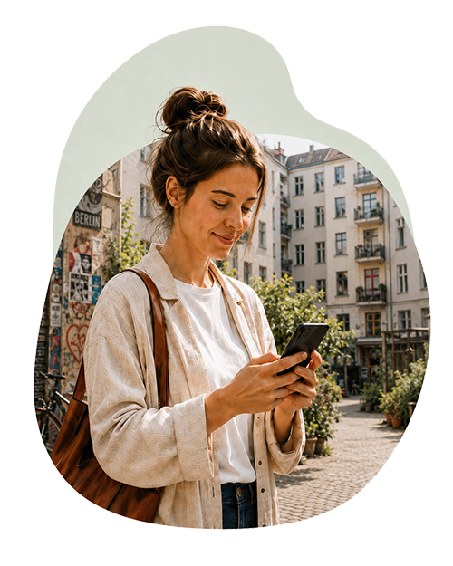 Frau bestätigt eine DropPoint-Buchung am Smartphone vor dem Haus